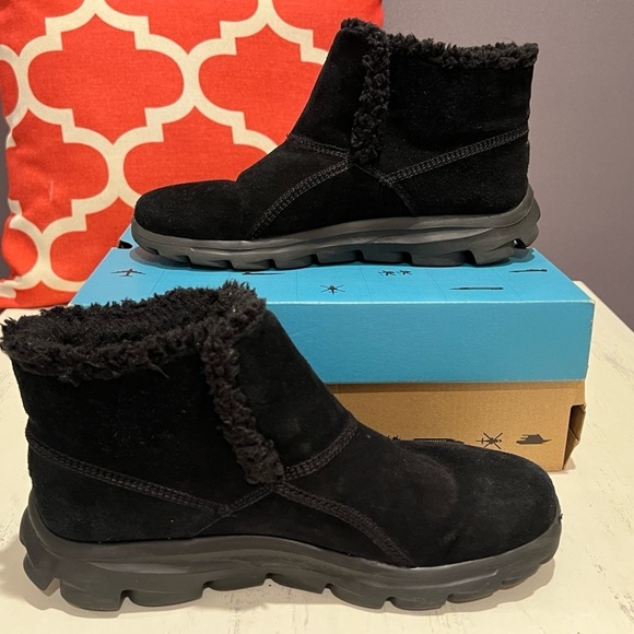 Skechers On The Go Black Fur-Lined Ankle Boots - Picture 1 of 8